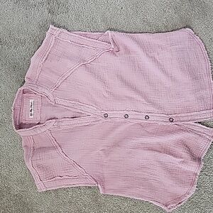 Free people button to shirt exposes threadsperfect condition never worn the sesp